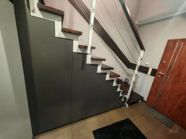 Zabudowa pod schodami