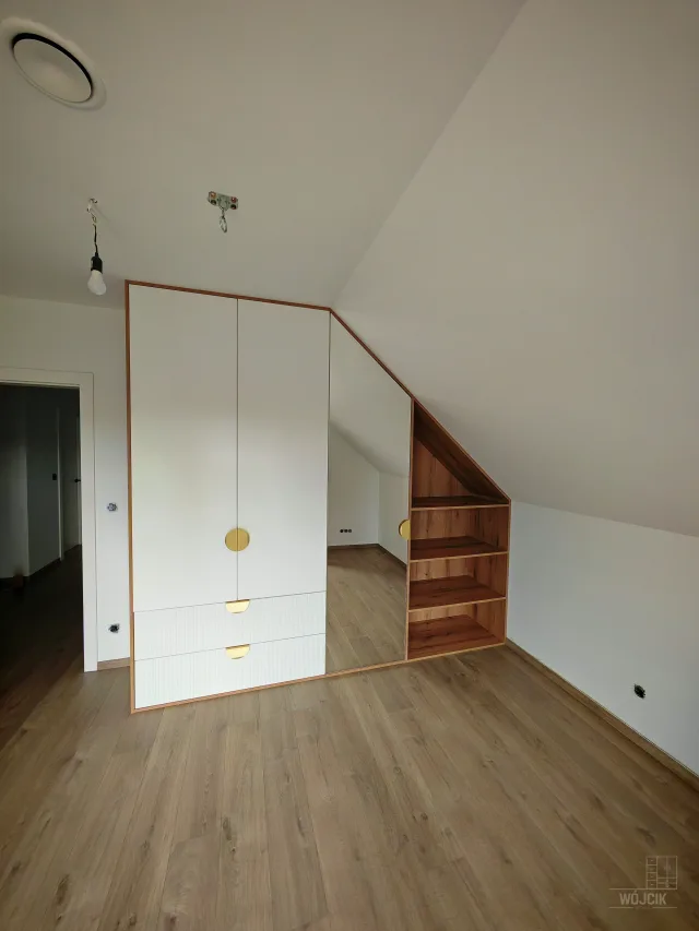 Zabudowa pod skosem z częścią otwartą